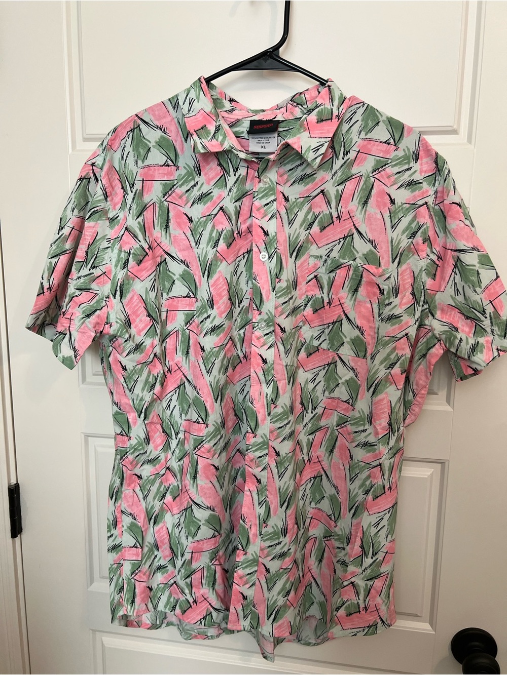 Stranger Things Hopper Men's Short-Sleeve Button-Up Shirt in Pink & Green